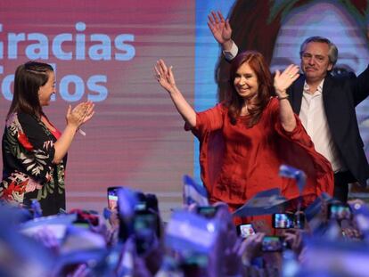 Cristina Kirchner y Alberto Fernández celebran su victoria.