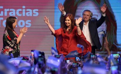 Cristina Kirchner y Alberto Fernández celebran su victoria.