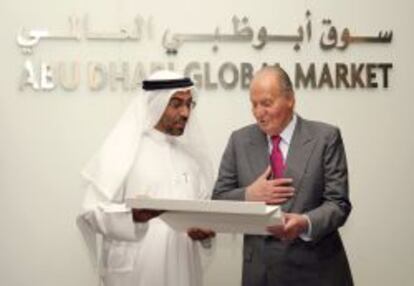 El presidente del Mercado Global de Abu Dabi, Ahmed Ali al Sayegh, hace entrega al rey Juan Carlos de una placa, en el último día de su viaje oficial a Emiratos Árabes en 2014 en ciudad financiera edificada en la isla de Al Marya.