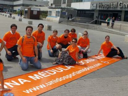 Irene Alonso, a l'esquerra, amb integrants d'Units per la Medul·la.