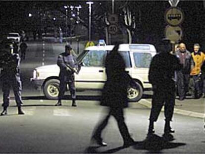 Unidades especiales de la policía serbia protegen la salida de un coche en el que presuntamente viajaba el ex presidente Slobodan Milosevic.
