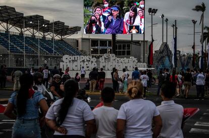 Simpatizantes de Daniel Ortega observan su discurso en una pantalla en la avenida De Bolívar a Chávez, en Managua.