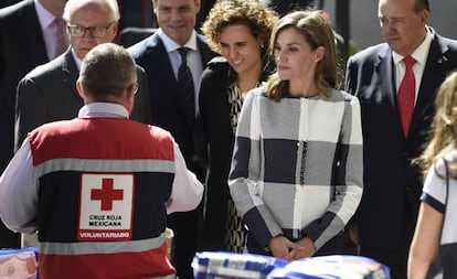 Doña Letizia y la ministra de Sanidad (detrás de la Reina), el pasado lunes en la sede de Cruz Roja Mexicana.