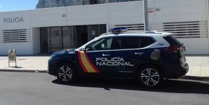 Un coche de Policía Nacional delante de una comisaría en una imagen de archivo.
 