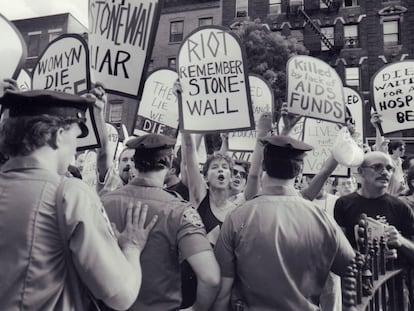 En 1989, activistas protestan en el aniversario de las protestas de Stonewall, Nueva York.
