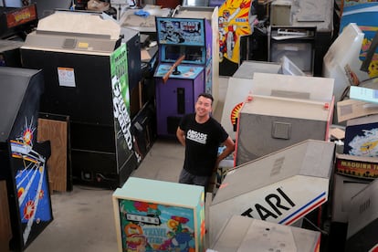 José María Liarte, en el taller y almacén de la asociación Arcade Vintage.