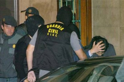 Agentes de la Guardia Civil trasladan a Amaia Urizar de Paz, detenida ayer en Bilbao.