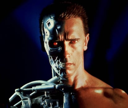 <p>La película que lanzó a la fama a <em>The Governator</em> Schwarzenegger no solo imaginaba androides inteligentes creados para la guerra. Skynet (la inteligencia artificial que en el distópico 2029 casi controla el mundo) también era capaz de controlar vehículos voladores sin tripulantes para realizar ataques desde el aire a poblaciones terrestres. Drones militares, vaya. El misil Predator es quizás el antecesor real más conocido de estos vehículos. El ejército estadounidense comenzó a usarlo a mediados de los 90.</p>