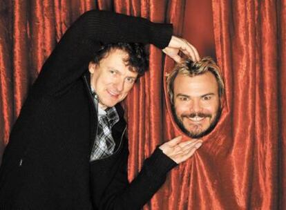 ¡Tachán! El mago Michel Gondry sostiene la cabeza de Jack Black.