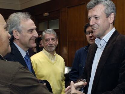 Emilio Pascual (de amarillo) con cargos del PP en marzo de 2009