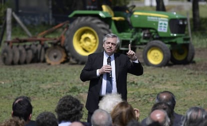 O candidato presidencial Alberto Fernández apresenta seu plano contra a fome na Faculdade de Agronomia e Veterinária da Universidade de Buenos Aires.
