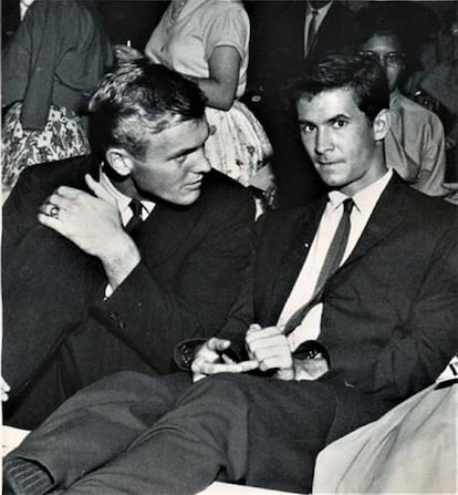 Anthony Perkins com o ator e cantor Tab Hunter, com quem manteve um relacionamento afetivo. A imagem é do documentário ‘Tab Hunter Confidential’.