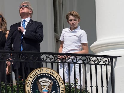 Melania y Donald Trump junto a su hijo Barron, en la Casa Blanca.