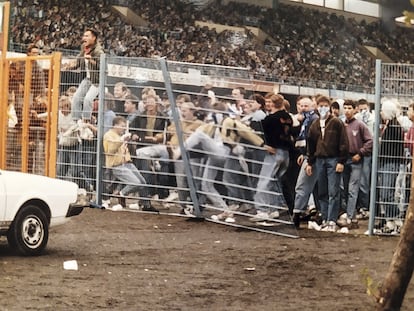 Hinchas del Schalke y el Duisburgo liándola en 1991.