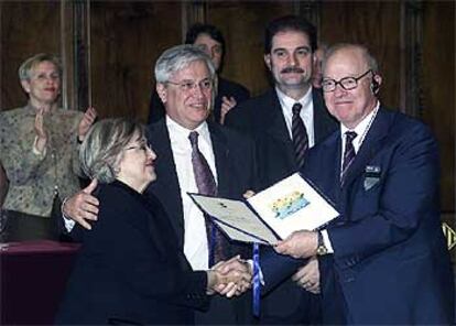 Blix, junto al alcalde Clos, recibe  el premio de la Paz de manos de la presidenta de AUNE, Marina Bru .