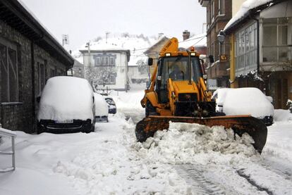 Una máquina retira la nieve de las calles del municipio leonés de Puebla de Lillo.