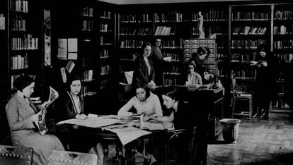 Mujeres estudiantes en una biblioteca.