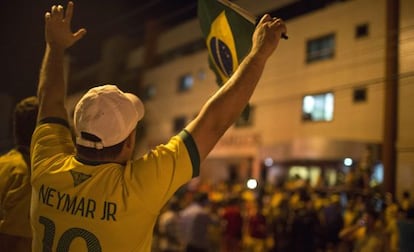 Un aficionado en la puerta del Hospital Sao Carlos, mientras Neymar es sometido a pruebas médicas.