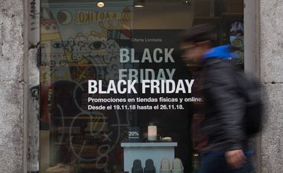 Un escaparate anuncia los descuentos del Black Friday 2018 en Madrid.