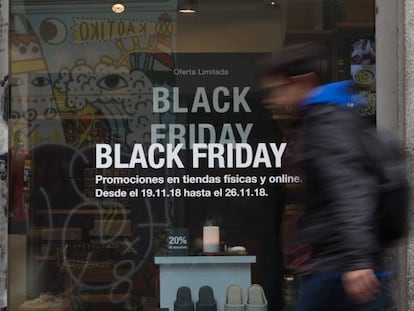 Un escaparate anuncia los descuentos del Black Friday 2018 en Madrid.