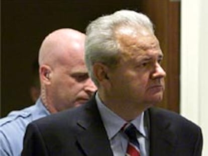 Slobodam Milosevic es conducido a la sala del juicio, en una imagen de archivo