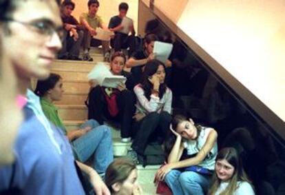 Unos estudiantes, ayer en la Universidad Autónoma de Madrid, esperan para hacer un exámen de selectividad.