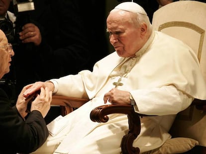 Juan Pablo II recibe a Marcial Maciel en el Vaticano, el 30 de noviembre del 2004.