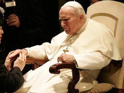 Juan Pablo II recibe a Marcial Maciel en el Vaticano, el 30 de noviembre del 2004.