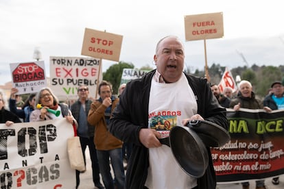 Manifestación en el exterior de las Cortes de Castilla y León contra la instalación de plantas de biogás.