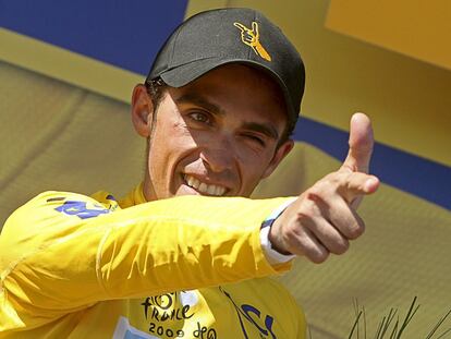 Alberto Contador hace el gesto de la pistola en la penúltima etapa del Tour '09.