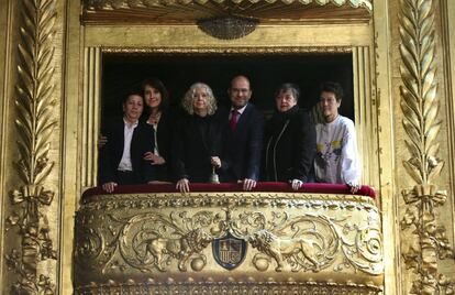 Los jefes de sala posan en el Palco del Rey del Teatro Español de Madrid.