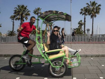 Un bicitaxi pel Passeig Marítim de Barcelona.