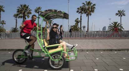 Un bicitaxi pel Passeig Marítim de Barcelona.