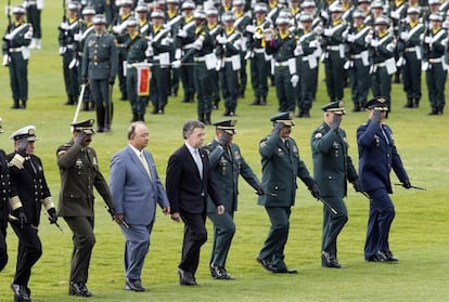El presidente de Colombia, Juan Manuel Santos, con el ministro de Defensa Luis Carlos Villegas y la c&uacute;pula militar 