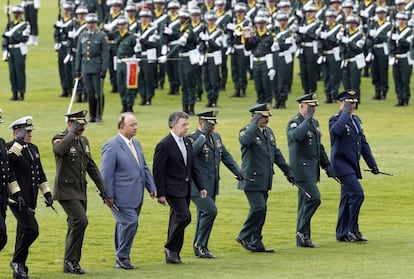 El presidente de Colombia, Juan Manuel Santos, con el ministro de Defensa Luis Carlos Villegas y la cúpula militar