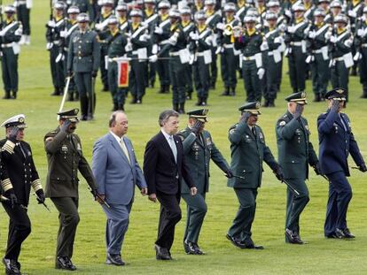 El presidente de Colombia, Juan Manuel Santos, con el ministro de Defensa Luis Carlos Villegas y la c&uacute;pula militar 