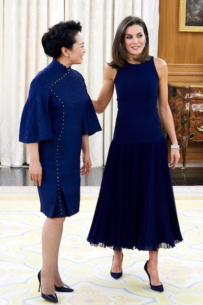 Letizia y Peng Liyuan eligieron el mismo tono de azul.