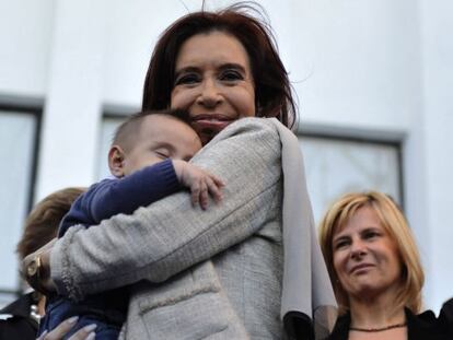 Cristina Fernández abraza un bebé.