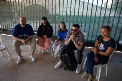 De izquierda a derecha: Mnak, Blon, Niki Dmt, Dj Verse y Queen Mary, participantes en el taller conferencia de rap improvisado enmarcado en las actividades culturales paralelas del CILE.