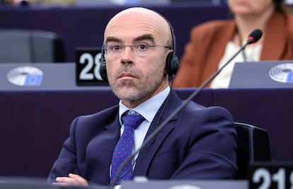 El europarlamentario de Vox, Jorge Buxadé, atiende la sesión plenaria de la Eurocámara, este miércoles en Estrasburgo.