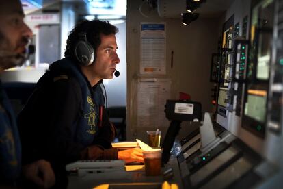 Pablo Benjumeda y Juan Peña, los operadores, vigilan permanentemente las pantallas en busca de manchas de vertidos. Si encuentran algo sospechoso, piden al piloto que se acerque o se sitúe de forma que puedan tomar fotografías o grabar vídeos que después se emplean como pruebas en un expediente sancionador. Los operadores de estos vuelos son marinos, oceanógrafos o ingenieros.