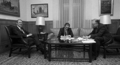 El secretario general del PSE-PSOE, Josá María Benegas, "Txiki Benegas" (c) y el presidente del PNV, Xabier Arzalluz (d), firman el pacto de coalición para el gobierno vasco, en presencia del lehendakari en funciones y candidato a la reelección José Antonio Ardanza (i), del PNV