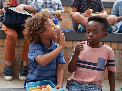 Un entorno escolar inclusivo y positivo es determinante: si un niño se siente seguro es más probable que explore amistades.