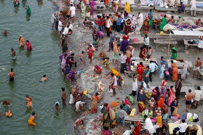 Decenas de devotos hindúes se bañan en el río Ganges, en Allahabad (India).