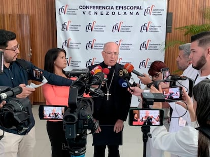 El Monse?or Jess Gonzlez de Zrate habla con los medios de comunicacin tras la asamblea episcopal.