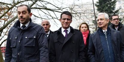 El primer ministro francés, Manuel Valls, en el centro, este viernes en Sainte-Genevieve-des-Bois.