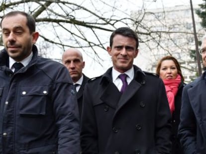 El primer ministro francés, Manuel Valls, en el centro, este viernes en Sainte-Genevieve-des-Bois.