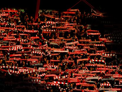 Aficionados en una de las gradas de pie del estadio An der Alten Försterei, durante un partido entre el Unión Berlín y el Eintracht Fráncfort.