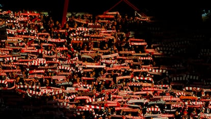 Aficionados en una de las gradas de pie del estadio An der Alten Försterei, durante un partido entre el Unión Berlín y el Eintracht Fráncfort.