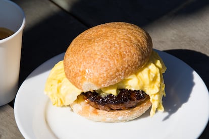 Desayuno en C&B: sándwich de huevos, panceta y queso. 